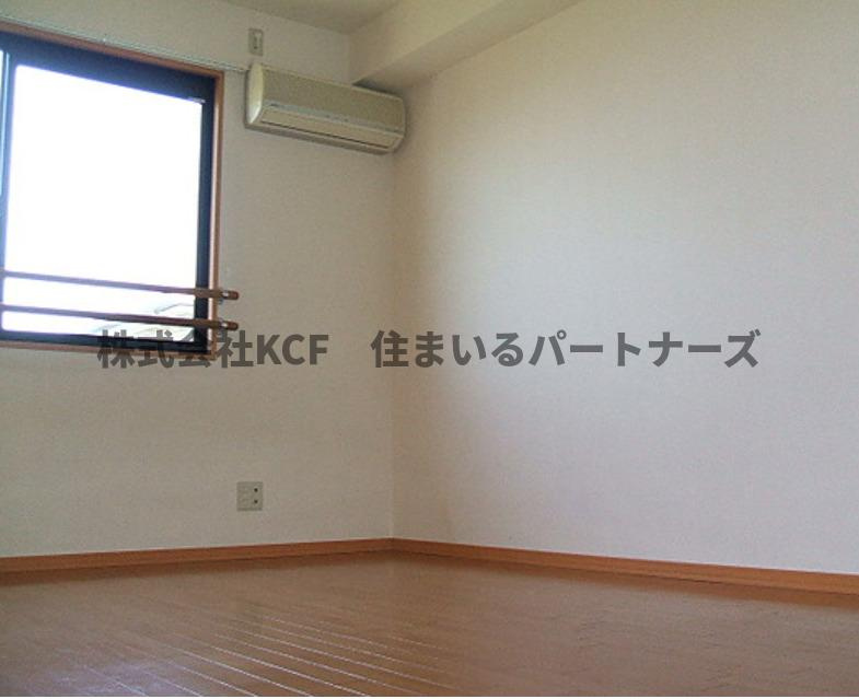 ハウスフリーデⅡの寝室|広くて明るい寝室