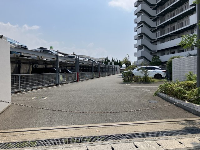 姫路市飾磨区玉地の中古マンションの駐車場