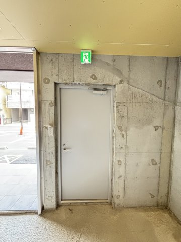 シャルールメゾン桃谷の玄関