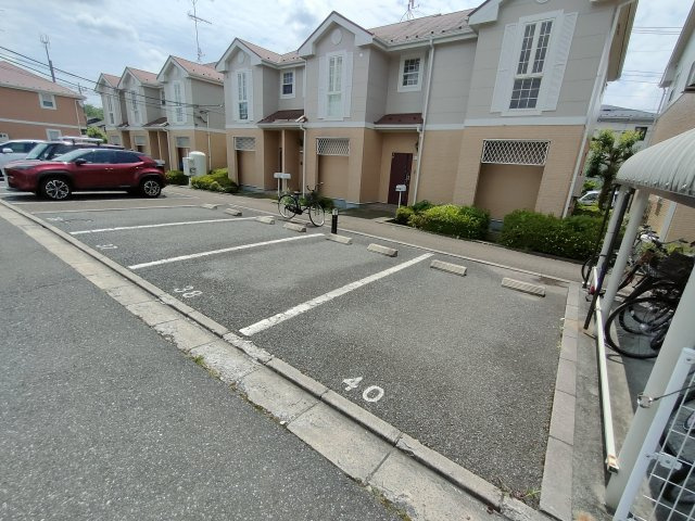 フォレストヒルズの駐車場|駐車スペースもあります