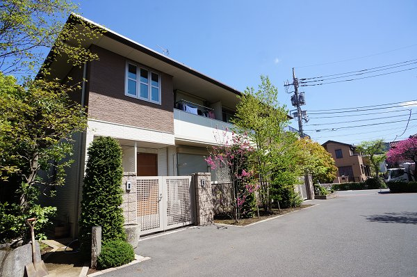 桂荘のエントランス|前面は駐車場なので1階でも日当たり良好♪