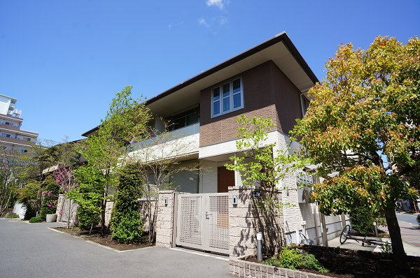 桂荘の外観|木々に囲まれた閑静な住宅街♪南側も駐車場で広く日当りも良好！