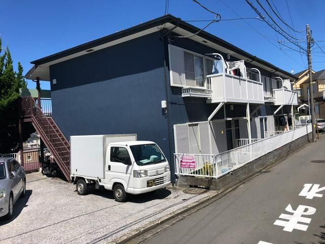 横浜市磯子区森が丘２丁目のアパートの外観