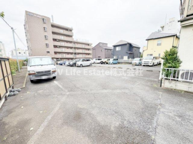 アスティーロイヤルの駐車場