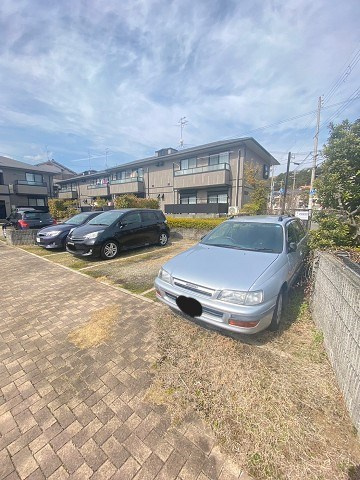 アネシス愛宕山Ⅰ棟の駐車場