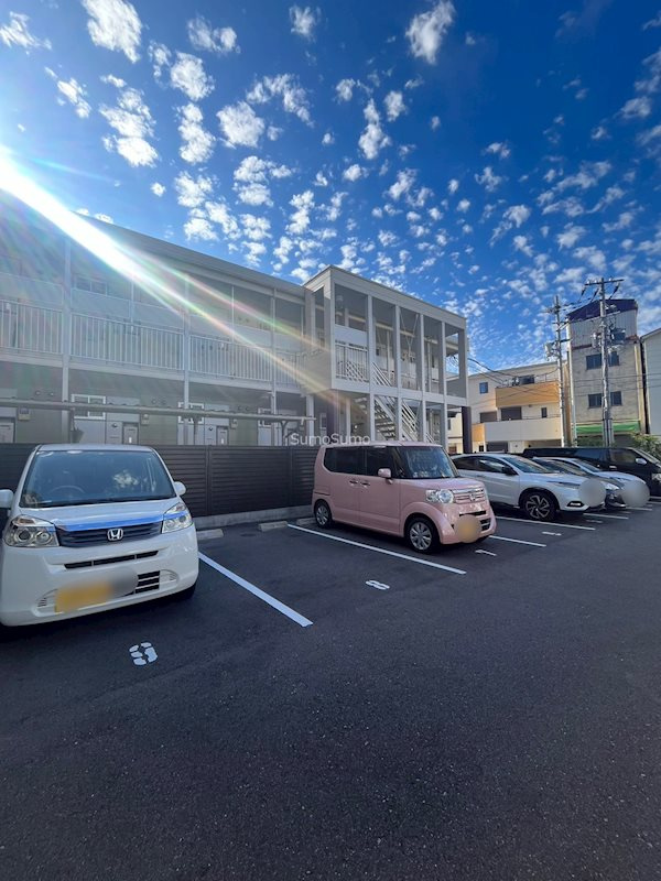 Luxe難波WESTの駐車場