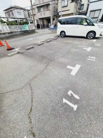 ハイツ・タナカの駐車場