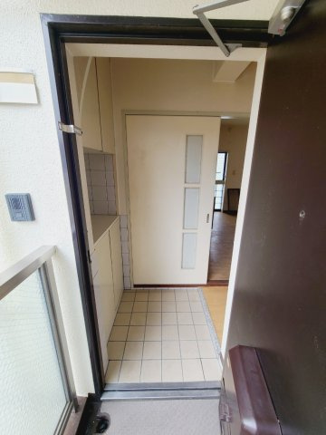 ハイツ・タナカの玄関