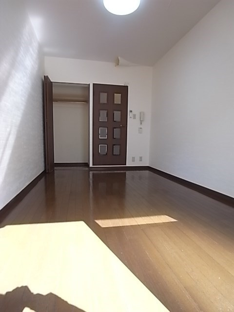 HU岩屋ハイツの居間・リビング