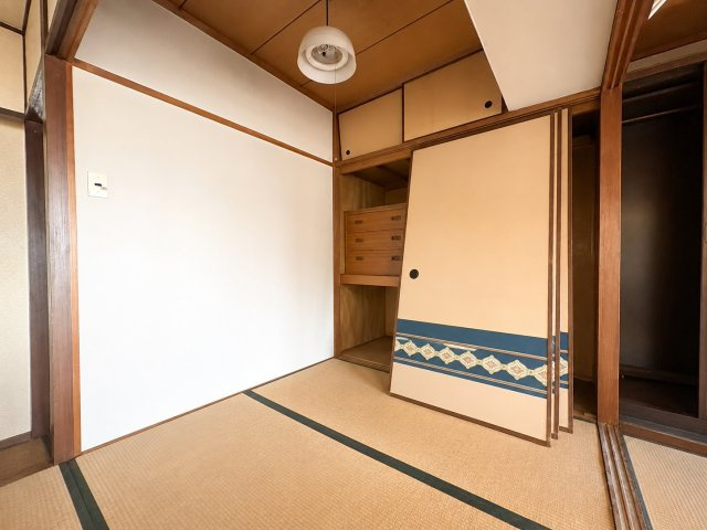 八戸ノ里グランドマンションB棟の和室|押入れや天袋など収納力を確保した納戸。布団や季節物、日用品までまとめて収納しやすく、生活感を抑えたす