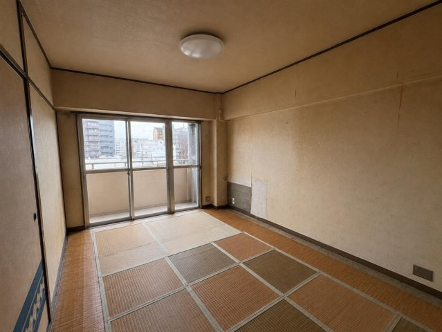 八戸ノ里グランドマンションB棟の和室|南向きバルコニーに面した明るいリビング。大きな窓から自然光が差し込み、開放感のある空間です。家具配置