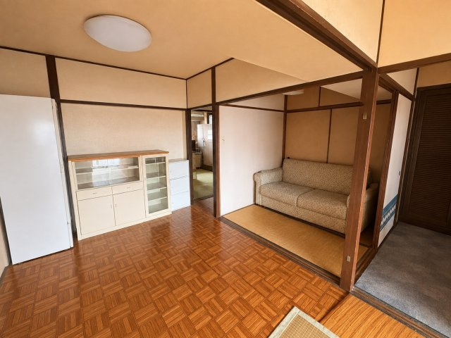 八戸ノ里グランドマンションB棟の居間・リビング|隣接する和室とつながりを持たせた空間。扉を開ければ一体感のある広々としたスペースとして使え、来客時や