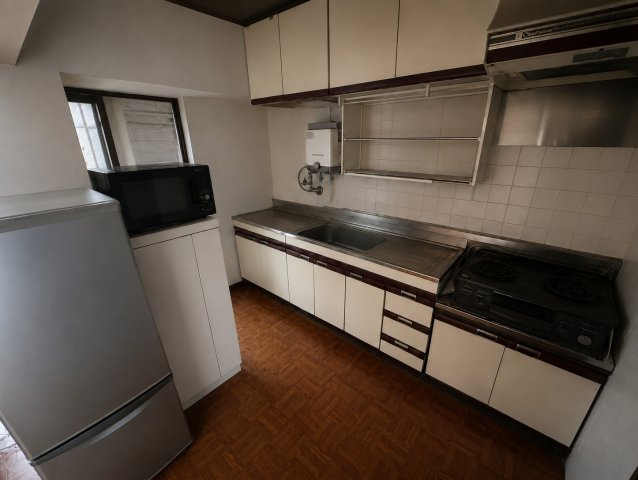 八戸ノ里グランドマンションB棟のキッチン|作業スペースをしっかり確保した壁付けキッチン。収納も上下に備わっており、調理器具や食器を整理しやすい