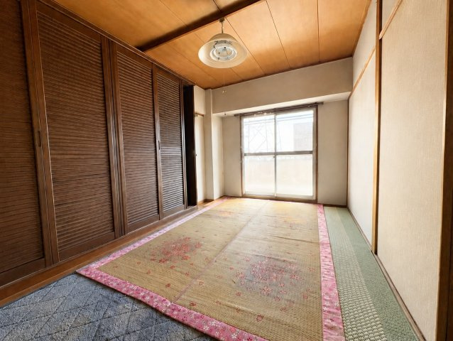 八戸ノ里グランドマンションB棟の和室|バルコニーから光を取り込みやすく、寝室やくつろぎの一室としても活躍します♪