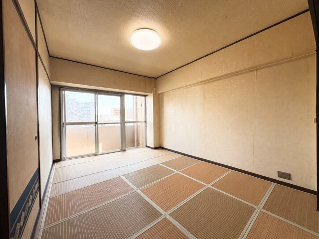 八戸ノ里グランドマンションB棟の和室|バルコニーへ直接出入りできるリビングは、採光・通風を確保しやすいのが魅力。壁面も広く取られているため