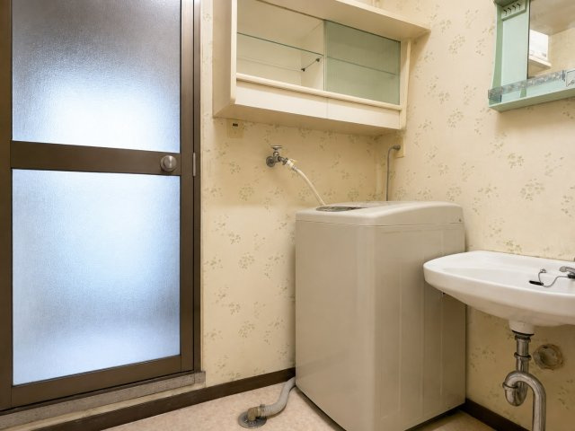 八戸ノ里グランドマンションB棟の独立洗面台|洗濯機置場と洗面台を一か所にまとめた家事動線。入浴前後の身支度から洗濯までスムーズに行え、限られたス