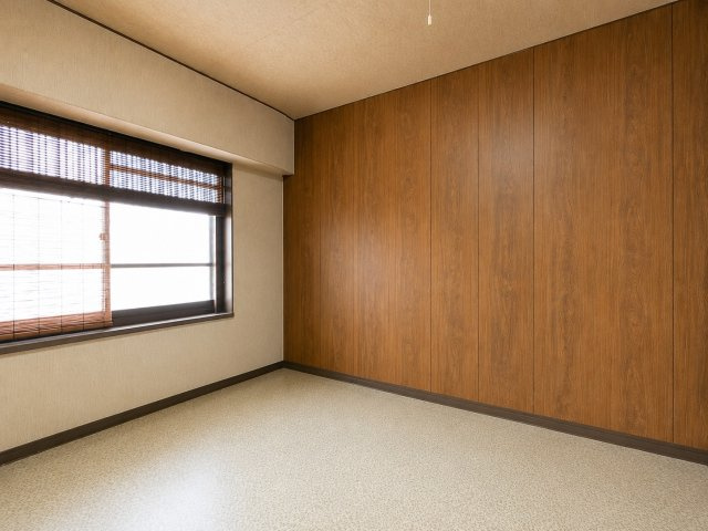 八戸ノ里グランドマンションB棟の和室|大きな窓から自然光を取り込める洋室。壁面が広く残されているため、ベッドやデスク、収納家具なども配置し