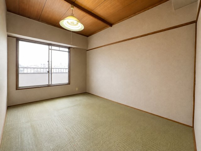 八戸ノ里グランドマンションB棟の和室|大きな窓から自然光を取り込める明るい洋室。壁面が広く、ベッドやデスク、収納家具などを配置しやすいため
