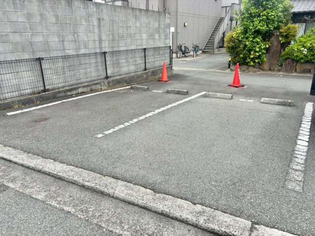 ジェントル阿成の駐車場