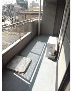 新佐川ビルのバルコニー|バルコニーからの眺めを楽しみながら食事をしませんか