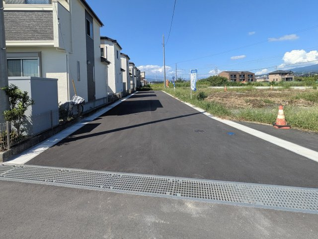 三島市中第３　全５棟　3号棟の前面道路含む現地写真