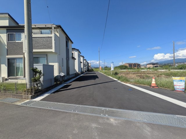 三島市中第３　全５棟　3号棟の前面道路含む現地写真