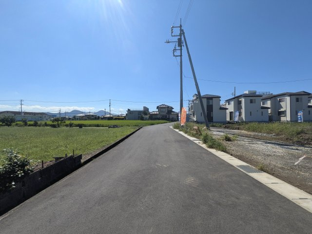 三島市中第３　全５棟　3号棟の前面道路含む現地写真