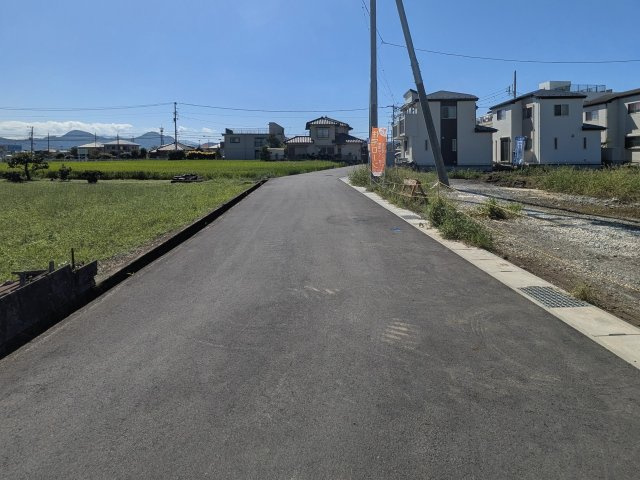 三島市中第３　全５棟　3号棟の前面道路含む現地写真