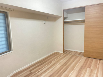 【洋室】 | アソシア博多南シンフォニープレイス | 壁一面にワイドクローゼットがあります。