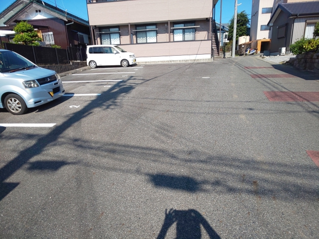 シャルム５６の駐車場