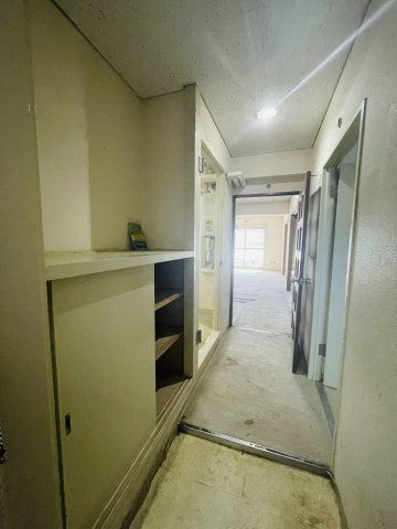 【玄関】 玄関から居室へと続く、シンプルな動線。