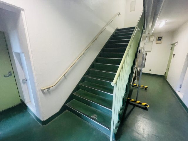 【階段】 住戸へとつながる共用階段。