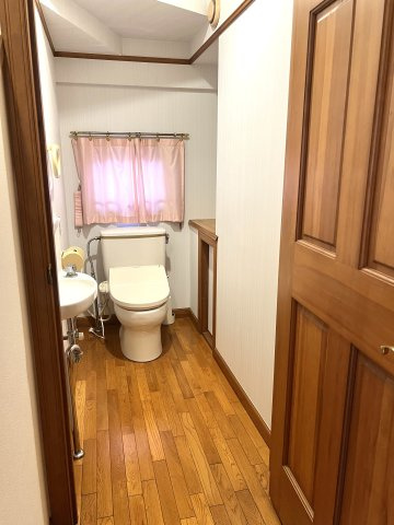 豊橋市岩屋町字岩屋下の中古一戸建のトイレ
