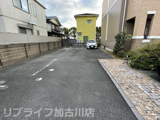 エバーソレーユの駐車場
