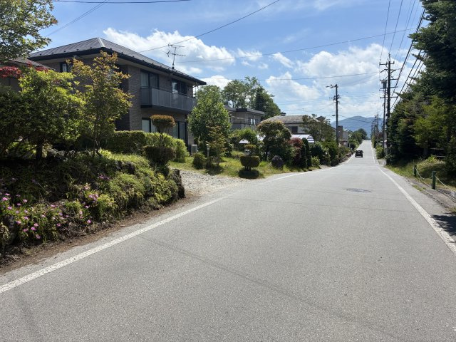 西軽井沢 中古戸建の前面道路含む現地写真|前面道路含む現地写真です