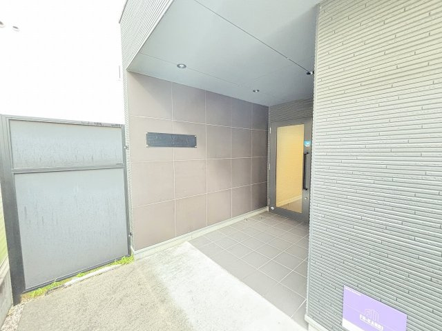 ワコーレヴィータ上新庄WESTのエントランス