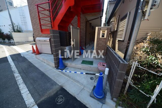 【エントランス】エスカリエ・ルージュ