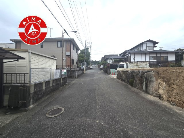 福岡市博多区東月隈5丁目第2-3棟（1号棟）の前面道路含む現地写真|前面道路は閑静な住宅地をはしる車通りの少ない道路。お車の出し入れが苦手なママや小さなお子様にも安心ですね。しっかり舗装もされているので、ベビーカーや自転車で通っても快適に通行できます。