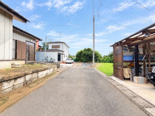 稲敷市時崎中古物件の前面道路含む現地写真