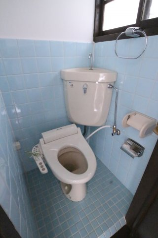 山手5丁目戸建のトイレ