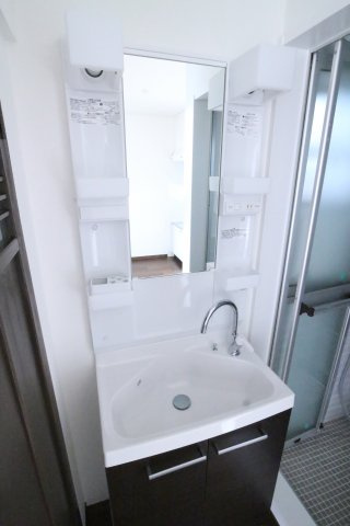 山手5丁目戸建の洗面所