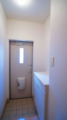 収納もある玄関です
