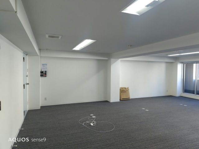 上六原田ビルの洋室