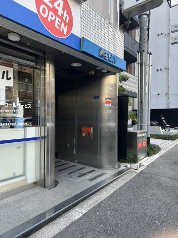 上六原田ビルのエントランス