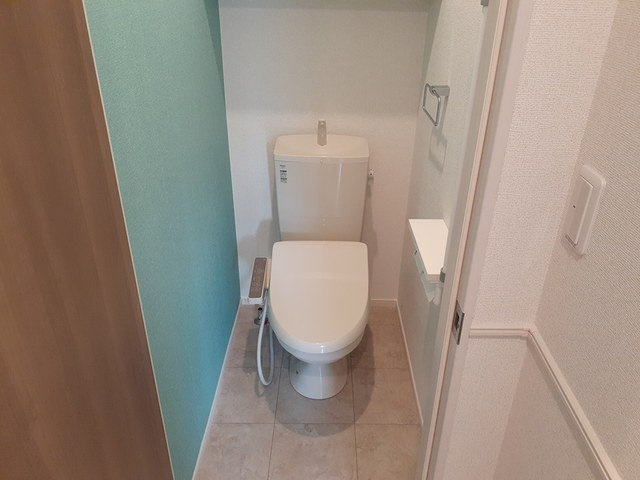 落ち着いた色調のトイレです