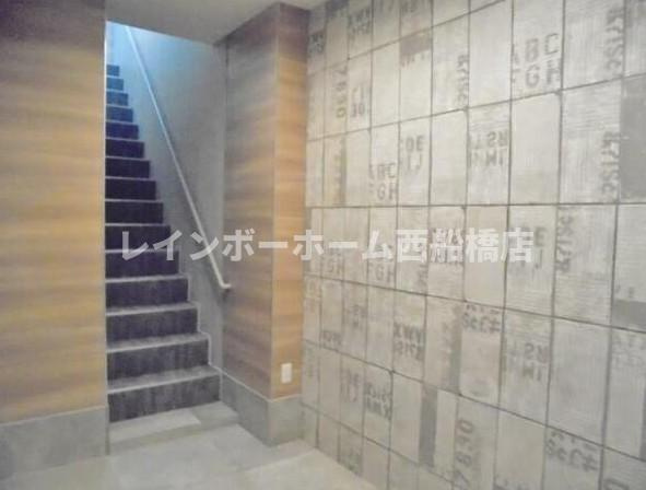 市川市新井３丁目のアパートのロビー
