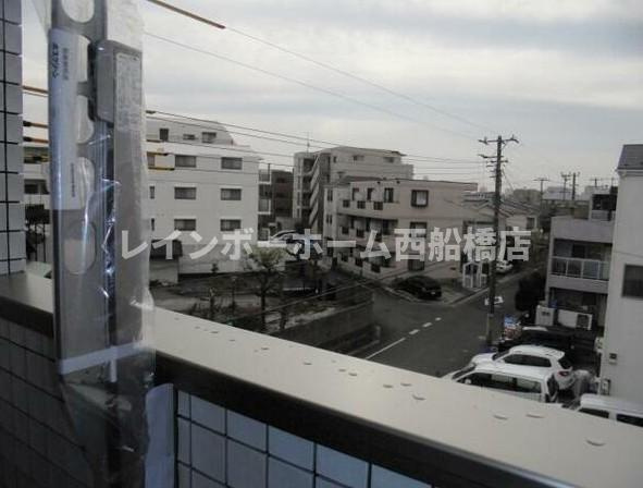 市川市新井３丁目のアパートのバルコニー