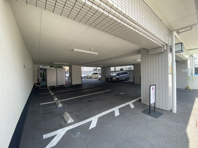 コスモトゥデイの駐車場