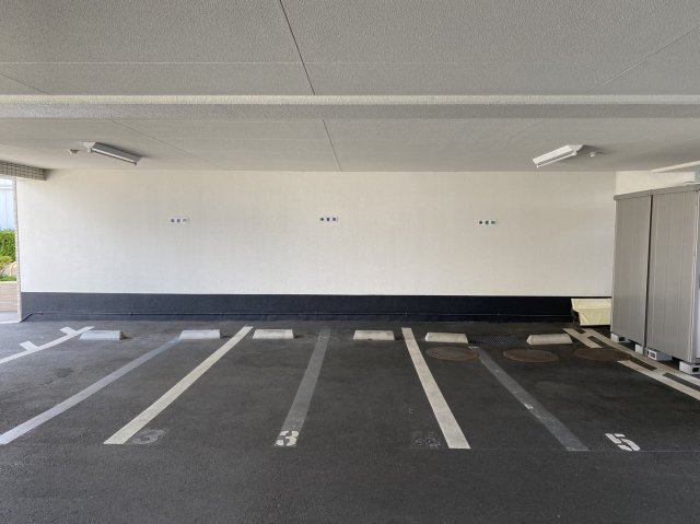コスモトゥデイの駐車場