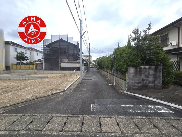 福岡市西区小戸3丁目第8-3棟（1号棟）の外観|前面道路含む現地の写真です。